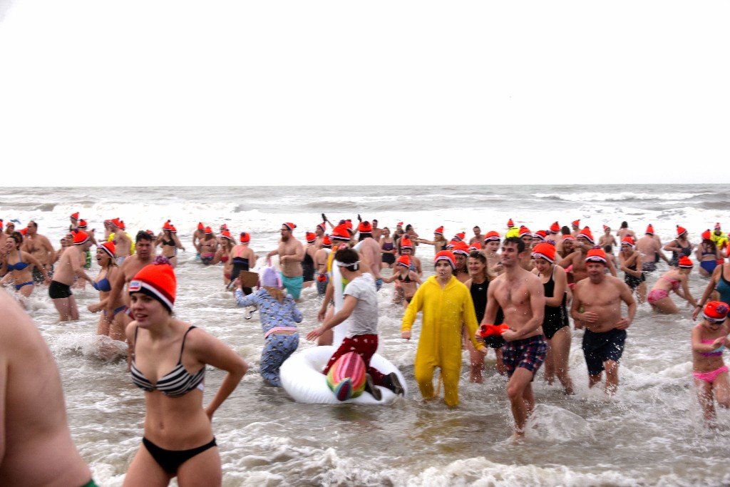 ../Images/Nieuwjaarsduik Nederzandt 2018 085.jpg